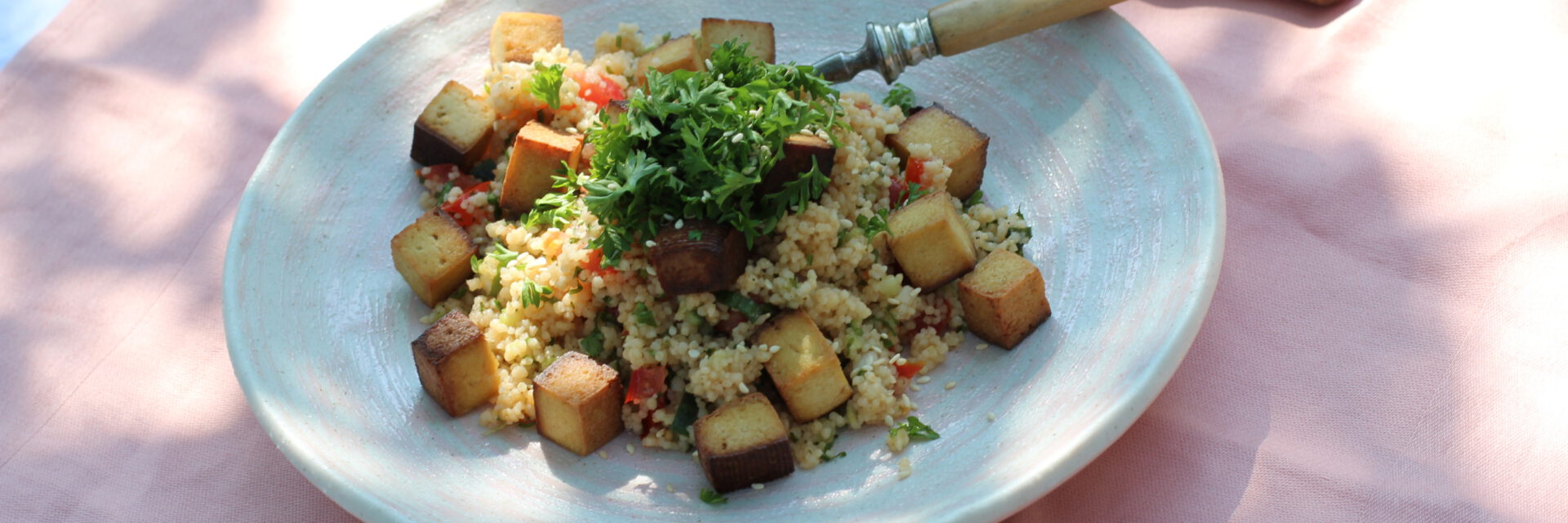 Couscous Salat mit geräuchertem Tofu