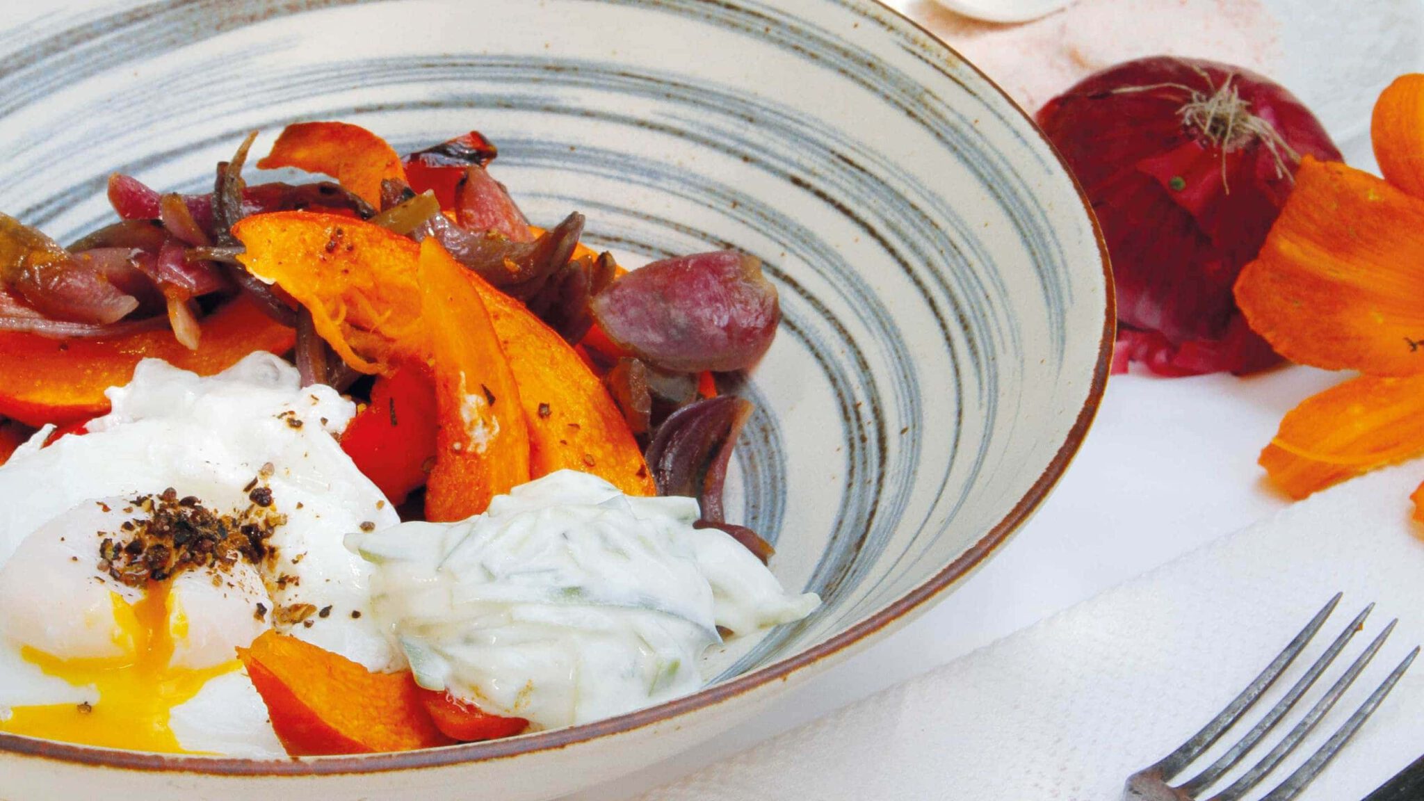 Geröstetes Gemüse, Zaziki und pochiertes Ei