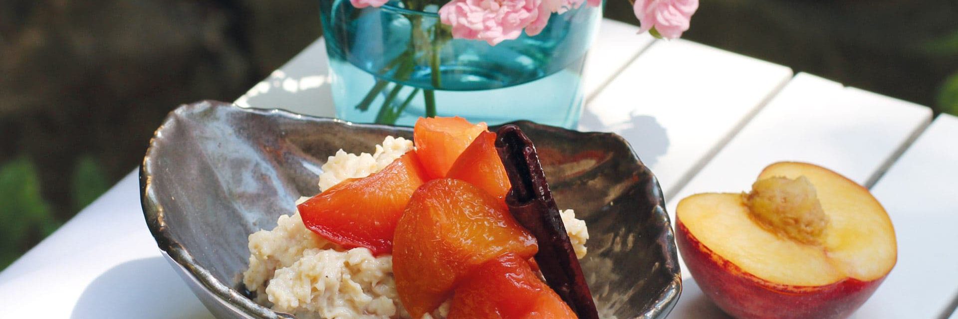 Leckeres Porridge mit Pfirsichkompott