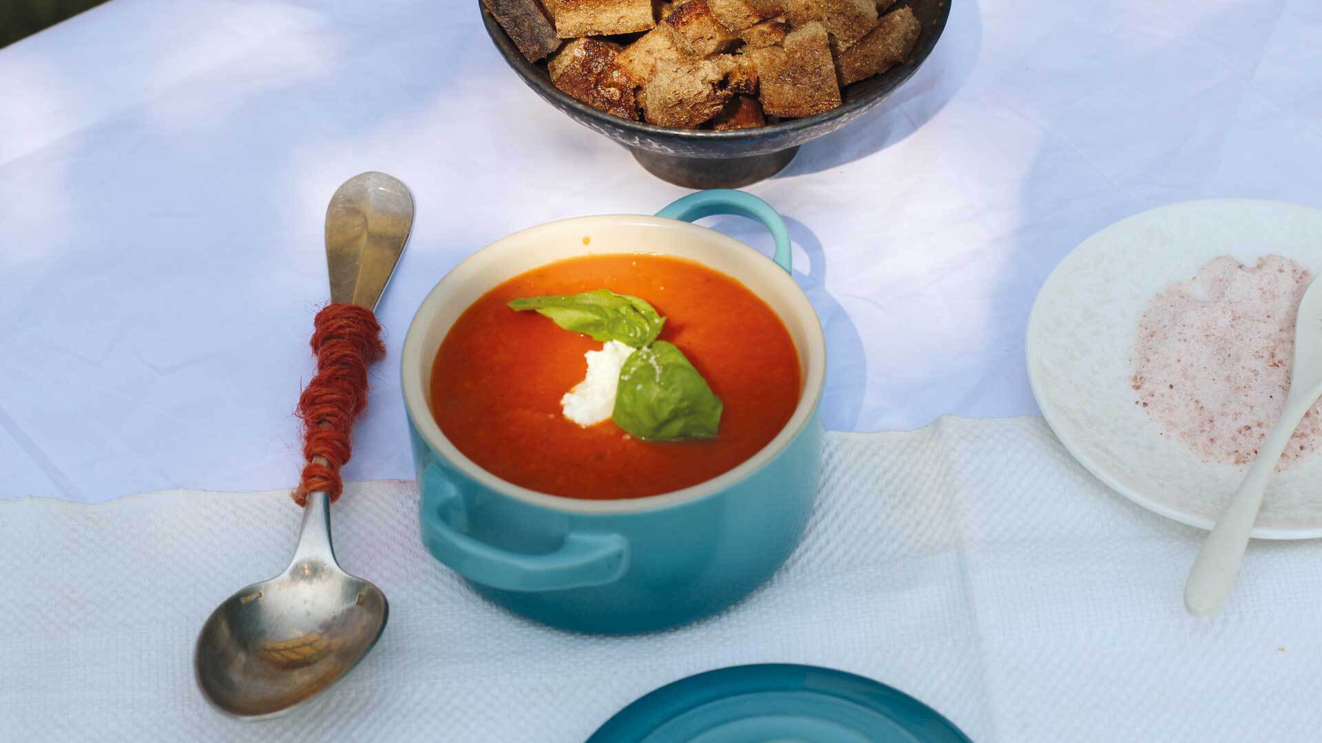 Tomatensuppe mit Topfen und Croûtons