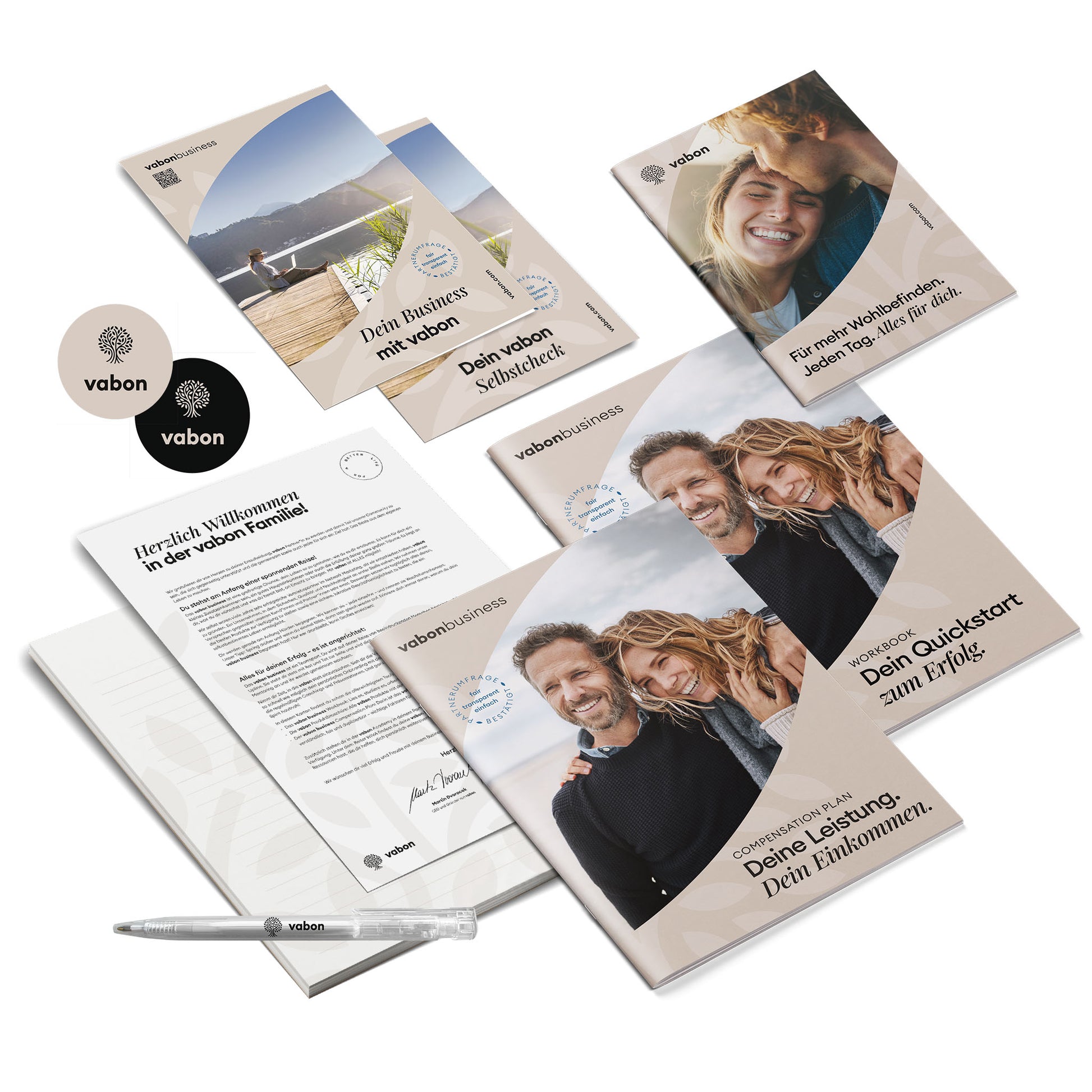 vabon business Starterset mit Informationsbroschüren, Willkommensbrief, Notizbuch, vabon-Kugelschreiber und runden Logo-Stickern. Auf den Heften abgebildet sind Fotos von glücklichen Menschen und Slogans wie 'Dein Quickstart zum Erfolg' und 'Für mehr Wohlbefinden – jeden Tag. Alles für dich