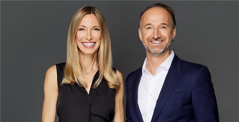 vabon Gründer Ehe-Paar Nina und Martin Dvoracek in eleganter Kleidung vor neutralem Hintergrund, symbolisiert Professionalität, Vertrauen und Sympathie.